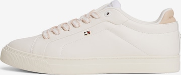 Baskets basses TOMMY HILFIGER en beige : devant