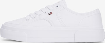 TOMMY HILFIGER Matalavartiset tennarit 'Logo Pebble Grain Platform' värissä valkoinen: etupuoli