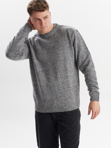 Dxnmxrk Pullover 'DxFolkvar' in Grau: Vorderseite
