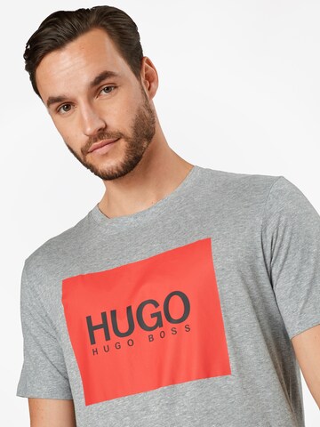 Coupe regular T-Shirt 'Dolive' HUGO Red en gris