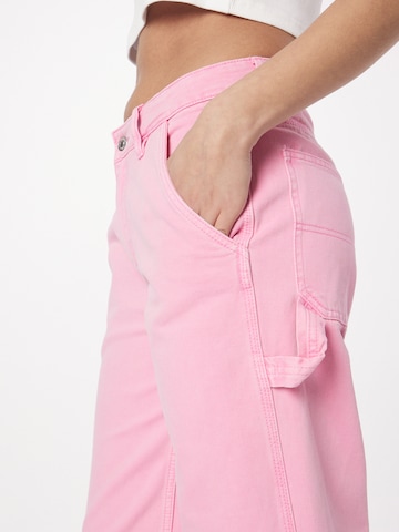 rožinė Gina Tricot Laisvas Darbinio stiliaus džinsai 'Carpenter'