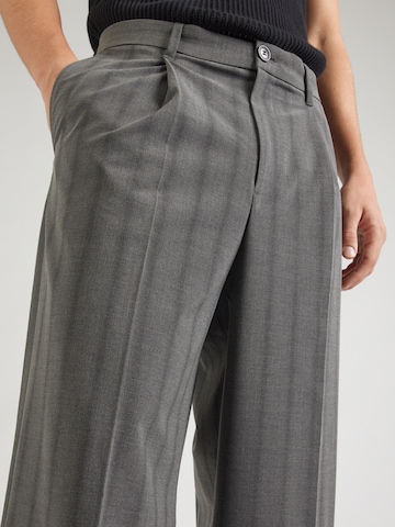 WEEKDAY Loose fit Trousers with creases 'Uno' in Grey
