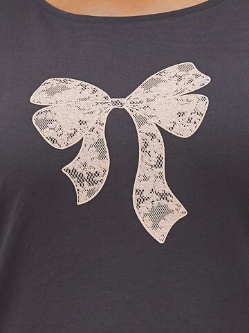 T-shirt 'VMCCECILIE AVA' Vero Moda Curve en gris