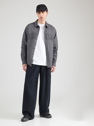 Nike Sportswear Тениска 'PREM ESS' в сиво