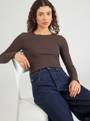 ABOUT YOU Shirt 'Insa' in Bruin: voorkant