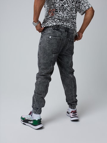 ABOUT YOU x Benny Cristo Tapered Jeans 'Simon' in Grey