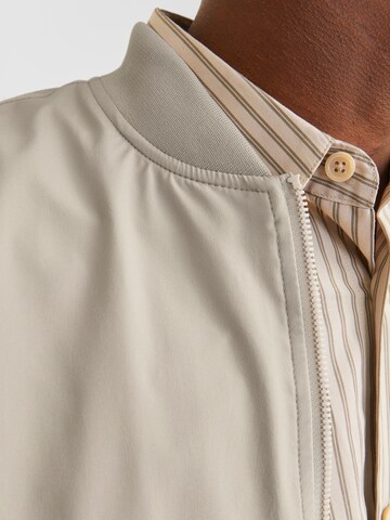 Giacca di mezza stagione 'JJECharge' di JACK & JONES in grigio