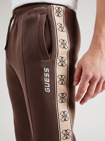Tapered Pantaloni 'MICKEY' di GUESS in marrone