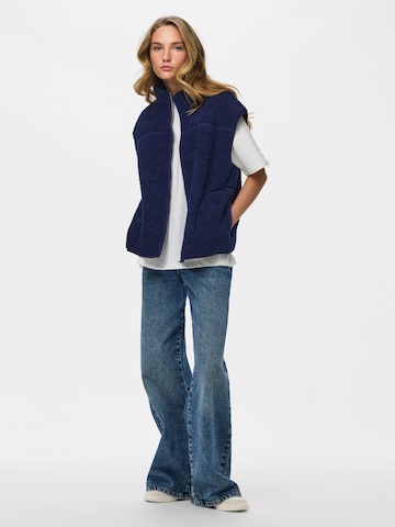 Gilet 'PCSadia' PIECES en bleu