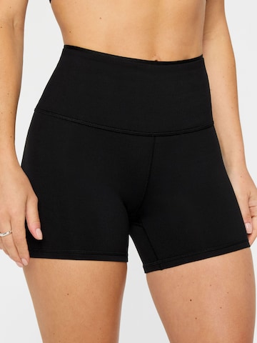 Fabletics Skinny Shorts in Schwarz: Vorderseite