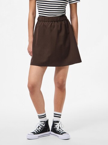 Jupe 'PCKamil' PIECES en marron : devant