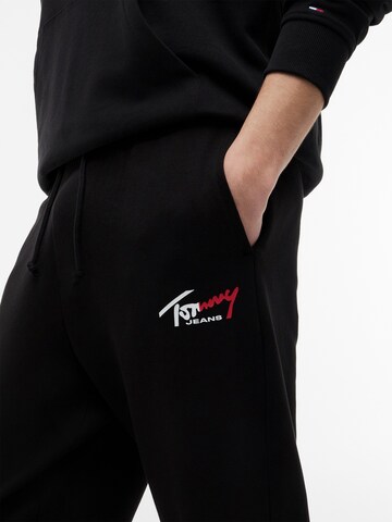 Tommy Jeans Tapered Housut värissä musta
