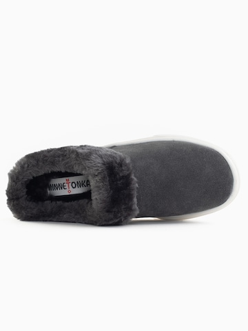 Minnetonka - Pantufa 'Windy' em cinzento