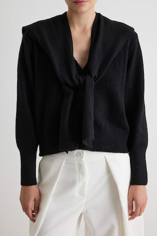 Trendyol Strickjacke mit Schal in Schwarz