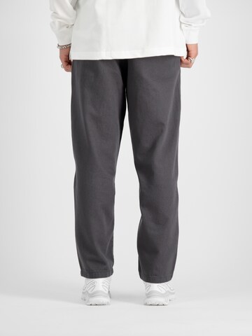 ALPHA INDUSTRIES Loosefit Παντελόνι τσίνο σε γκρι