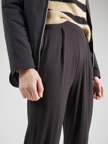 Effilé Pantalon à pince Marks & Spencer en noir