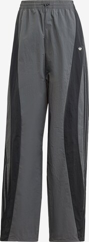 Loosefit Pantaloni di ADIDAS ORIGINALS in grigio: frontale