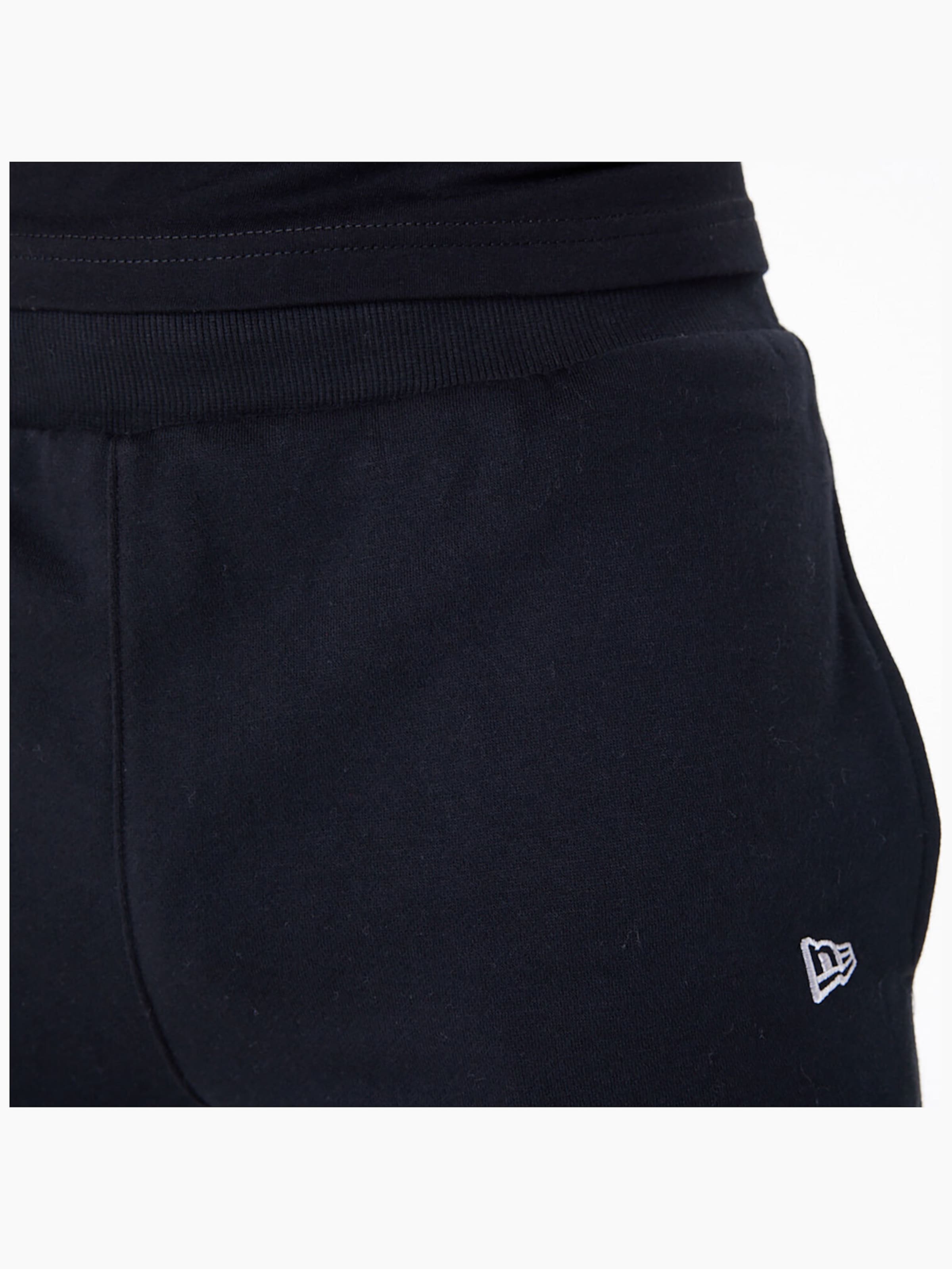regular Pantaloni sportivi 'New Era Essentls Short' di NEW ERA in nero