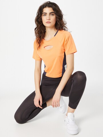 T-shirt fonctionnel PUMA en orange