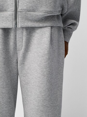 Bershka Široký strih Nohavice - Sivá