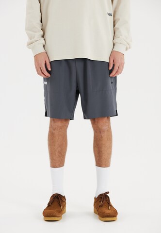 SOS Regular Shorts 'Niseko' in Blau: Vorderseite