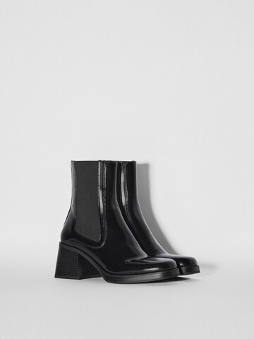 Bershka Chelsea boots in Zwart