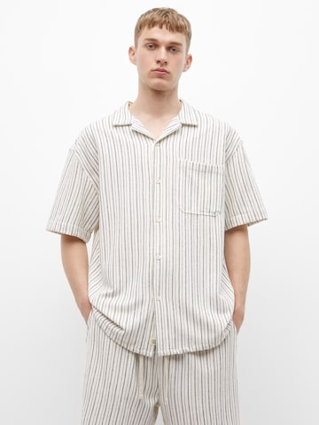 Pull&Bear Comfort fit Button Up Shirt in White: front