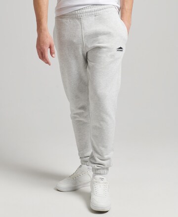 Superdry Tapered Jogginghose in Grau: predná strana