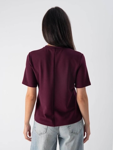 MND T-shirt 'Elizabeth' i röd