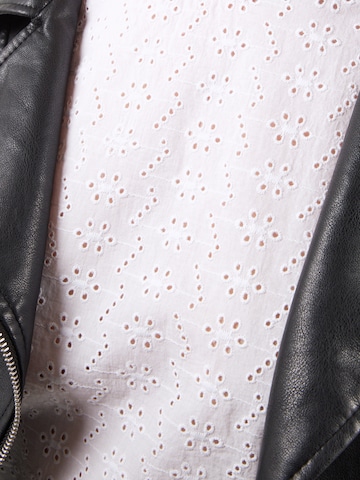 Tricou 'Lilith' de la ABOUT YOU pe alb