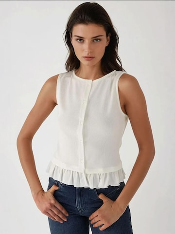 Hiccup Blouse in White: front