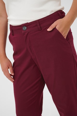 Coupe slim Pantalon chino 'Leana' KAFFE CURVE en rouge