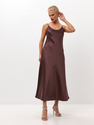 Serena Silueta Jurk 'Midi satin slip dress 'Majestic'' in Bruin: voorkant