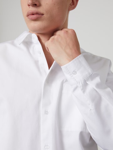 DAN FOX APPAREL جينز مريح قميص 'Niklas' بلون أبيض
