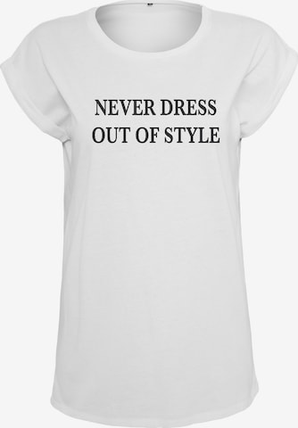 Merchcode T-shirt 'Never Out Of Style' i vit: framsida