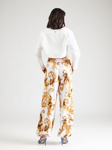 Versace Jeans Couture - Loosefit Pantalón en blanco