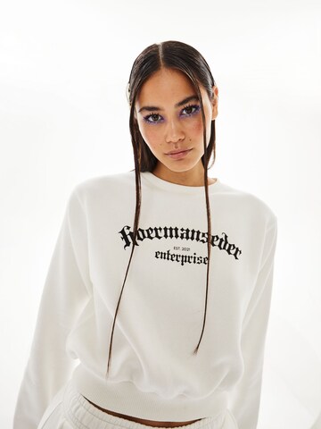 Hoermanseder x About You Sweatshirt 'Ela' i hvid