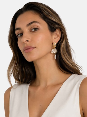 Orecchini 'Samira baroque pearl drop earrings' di RteRme in oro