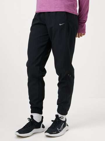 NIKE Tapered Sporthose 'TEMPO' in Schwarz: Vorderseite