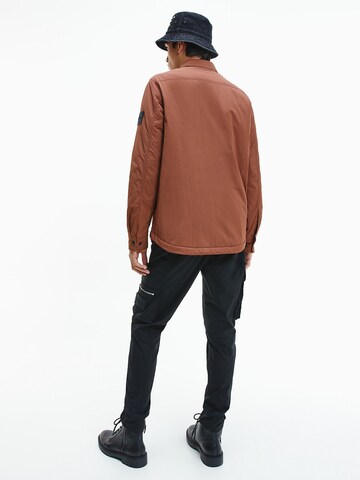 Calvin Klein Jeans - Chaqueta de entretiempo en marrón