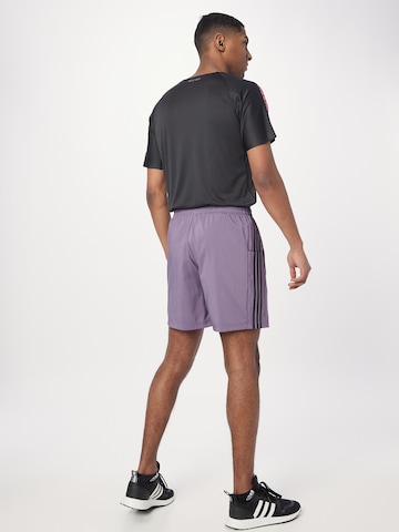 ADIDAS SPORTSWEAR Normalny krój Spodnie sportowe 'Essentials Chelsea' w kolorze fioletowy