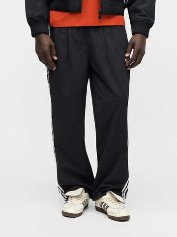 ADIDAS ORIGINALS Loosefit Bandplooibroek in Zwart: voorkant