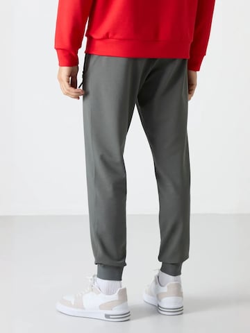 Tommy Life Tapered Sports trousers 'Jogginghose' in Grey