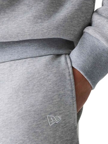 NEW ERA - regular Pantalón deportivo en gris