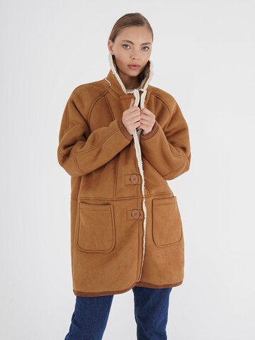 FRESHLIONS Winter Coat in Brown: front