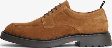Chaussure à lacets TOMMY HILFIGER en marron : devant