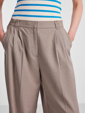 regular Pantaloni con pieghe 'FUNGA' di Y.A.S in marrone