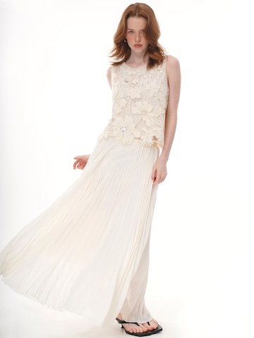 Top 'Floral Applique Beaded Sleeveless Top, Rhinestone‑Trimmed Sheer Crew Neck Vest' di yoligex in bianco