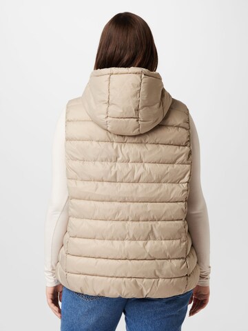 Gilet 'New Tahoe' di ONLY Carmakoma in beige