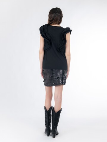 Influencer - Camiseta 'Flounce' en negro